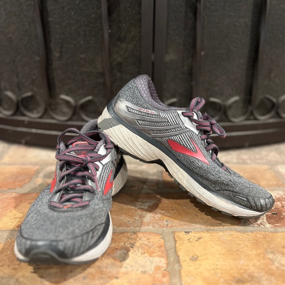 Brooks Adrenaline GTS 18 running shoes - Picture 1 of 11